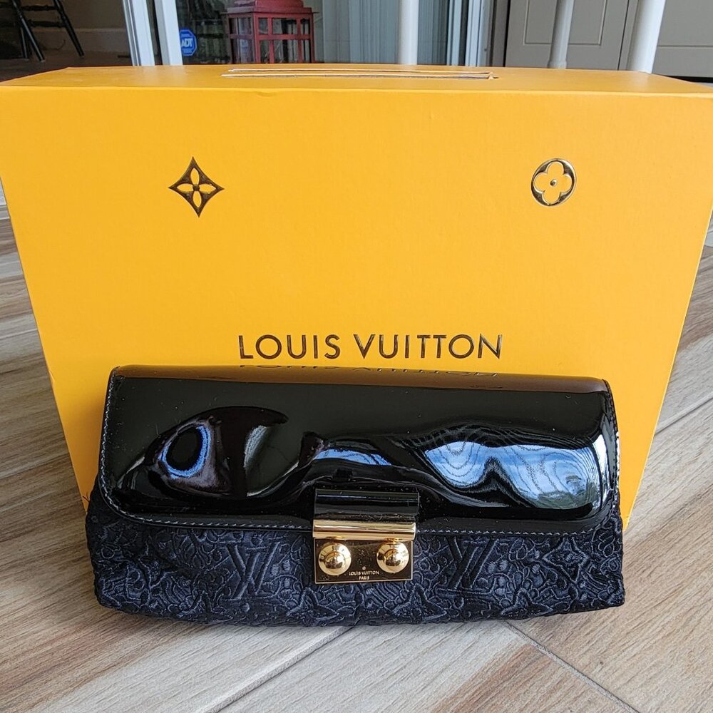 Louis Vuitton Embroidered Black Patent Vernis Leather Dentelle Wristlet Clutch
